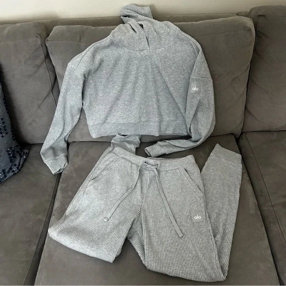 Alo Yoga Muse Set - Hoodie & Sweatpants - Athletic Heather Grey - Medium - Picture 5 of 9